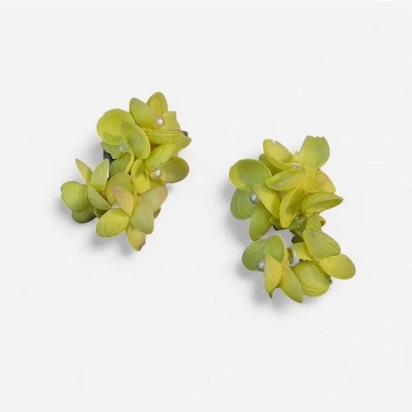 Vintage Lime Green Seashell Floral Screw-On Earrings, 1950s–60s - Picture 2 of 5